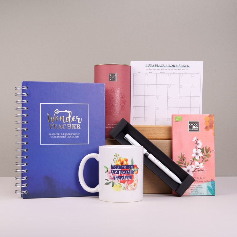 Pachet-cadou-pentru-profesoare-cu-calendar-pix-si-agenda-Awesome-Teacher_prezentare-produse
